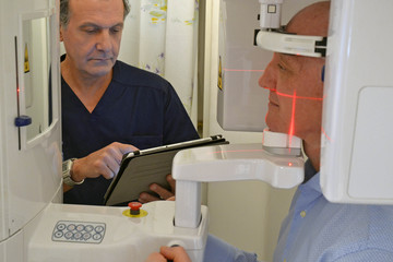 Paciente en escaner 3D de mandibula en estudio dental. - obrazy, fototapety, plakaty