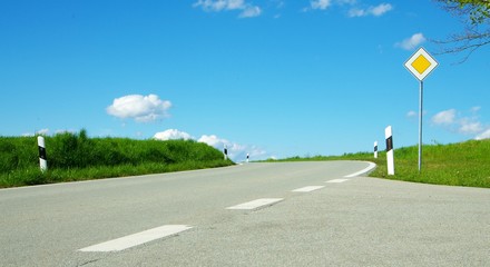 Landstraße mit Kurven