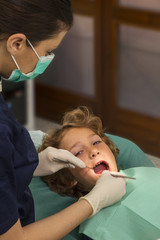 Niño en el dentista,examinando los dientes.