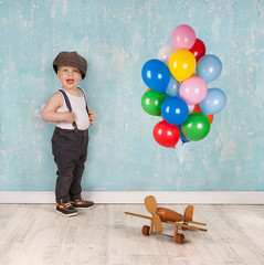 Flugzeug mit Luftballons - lachender Junge