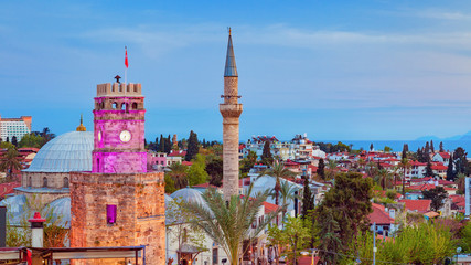 Naklejka premium Widok z lotu ptaka na wieżę zegarową w Antalyi, Turcja