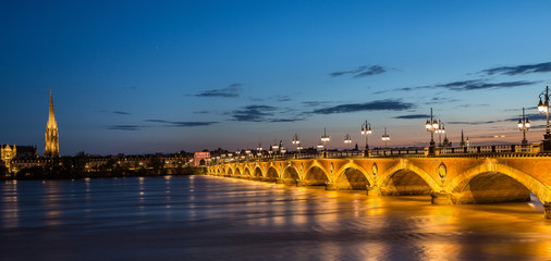 Fototapeta na wymiar le Pont de pierre à Bordeaux