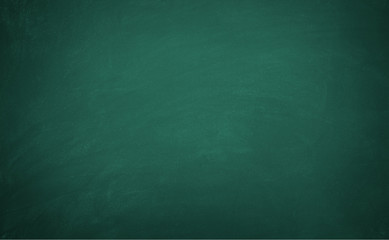 leere grüne XXL-Schultafel mit typisch verwischten Kreideflächen © stockpics