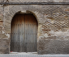 Fototapeta na wymiar antique and damaged door in Borja town, Spain