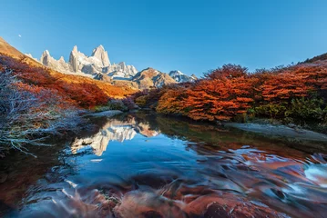 Deurstickers Cerro Chaltén Fitz Roy-berg bij El Chalten, in het zuiden van Patagonië, op de grens tussen Argentinië en Chili. Herfst uitzicht vanaf het pad.