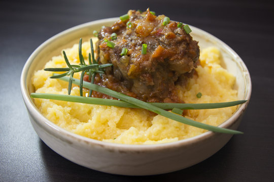 Corn meal with oxtail stew. Rabada with polenta.