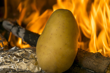 Asar la patata.
Barbacoa encendida esperando las brasas para asar la patata.
