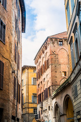 Fototapeta na wymiar Dans les rues de Sienne en Toscane