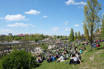 People at park (Mauerpark) on a sunny day in Berlin © hanohiki