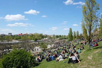 Deurstickers People at park (Mauerpark) on a sunny day in Berlin © hanohiki