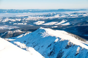 Górski krajobraz zimą.