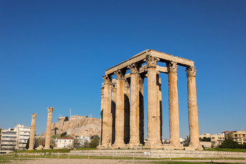 Obraz premium Temple of Olympian Zeus and Acropolis Hill, Athens, Greece.