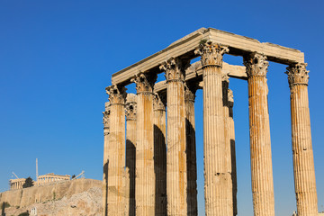 Obraz premium Temple of Olympian Zeus and Acropolis Hill, Athens, Greece.