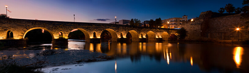 Roman bridge, Merida after dark - obrazy, fototapety, plakaty