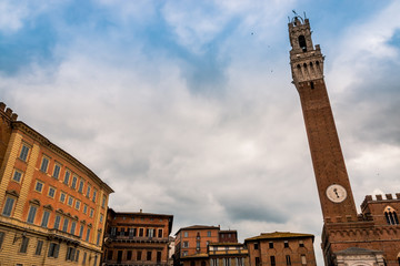 Obraz premium La Torre del Mangia sur la Piazza del Campo à Sienne en Toscane