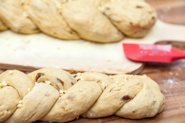 Zwei selbstgemachte süße Brote als Zöpfe geflochten