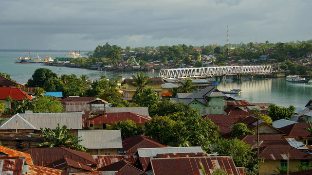 Blick von oben auf kleine Hafenstadt Langgur auf den Molukken in Indonesien