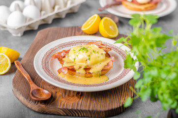 Eggs benedict with bacon