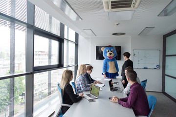 Obraz premium boss dresed as bear having fun with business people in trendy office