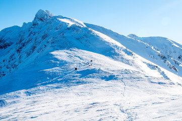 Fototapeta na wymiar Górski szczyt zimą.