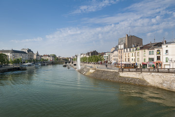 Quai de Londres sur les rives de la Meuse