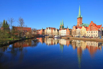 Obraz premium Lübeck vue des rives, de la Trave 