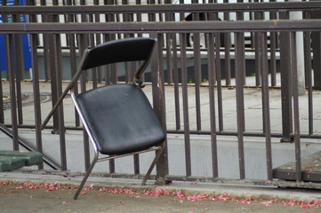 An einem Zaun angeketteter Stuhl in Paris