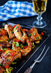 Roasted sliced barbecue pork ribs, seasoned with a spicy basting sauce and served with vegetables.