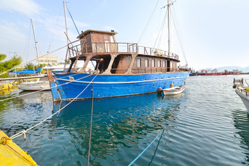 Obraz premium old wooden boat at Eleusis port Greece