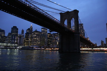 Obraz premium Most Brookliński o świcie