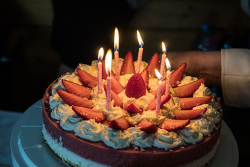 domowy tort urodzinowy z zapalonymi świeczkami - obrazy, fototapety, plakaty