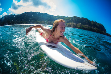 Woman paddle surfboard with lots of splashes - obrazy, fototapety, plakaty