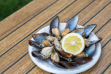 Stuffed mussels with lemon