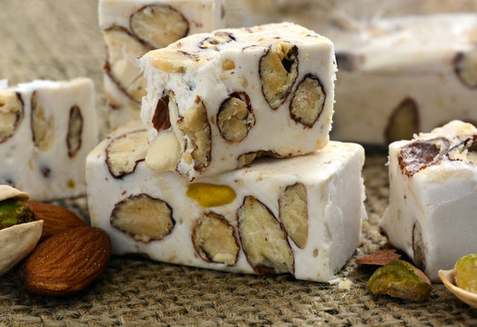 Soft Nougat, weisser Nougat - Nahaufnahme, Foodstyling 