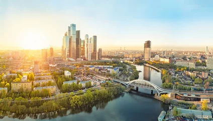 Fotobehang Moskou Zonsopgang boven de wijk Moskou en de rivier de Moskou