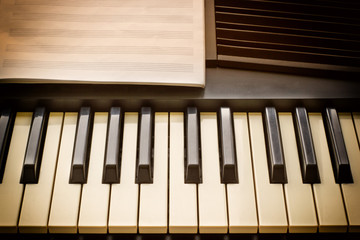 keyboard synthesizer with notes