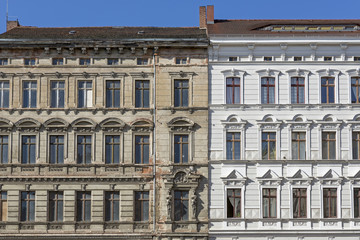 Fototapeta na wymiar Unrenovierte und renovierte historische Häuserfassade in Görlitz, Deutschland