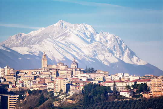 Fototapeta The city of Chieti and behind the mountain of Gran Sasso
