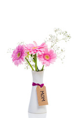 en bukett med rosa gerbera till mamma på mors dag isolerat mot vitt © annaia