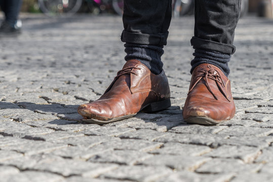 Nahaufnahme von ausgelatschte Schuhe bei denen sich schon die sohle löst  Stock Photo | Adobe Stock