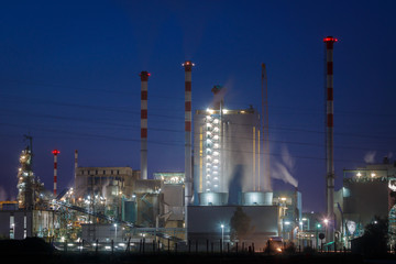 Obraz na płótnie Canvas Power plant by night 