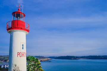 Bretagne la Balise de Port Manech avec vue sur l´entrée du Belon et de l´Aven - Brittany Port Manech with lighthouse in national colors