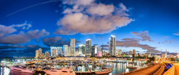 Obraz premium Amazing sunset over Downtown Miami. Panoramic view from Port Boulevard