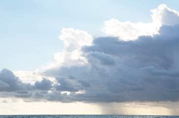Piovasco marino tra sole e nuvole