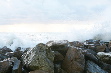 Onde del mare rompono sulla scogliera marina 