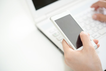 スマートフォンを持つ女性