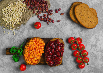 Sandwiches with braised beans in tomato sauce