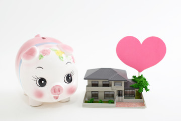住宅模型と豚の貯金箱
