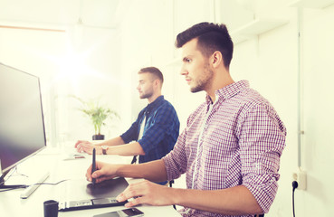 Obraz premium man or designer with computer and tablet at office