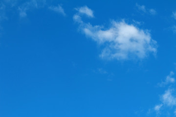 Fototapeta na wymiar Small clouds decorating a beautirful sky